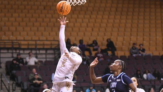 Bobcats win in fourth quarter comeback