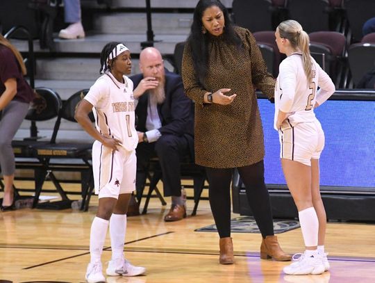 Antoine wins 200th game as Bobcats defeat Ohio