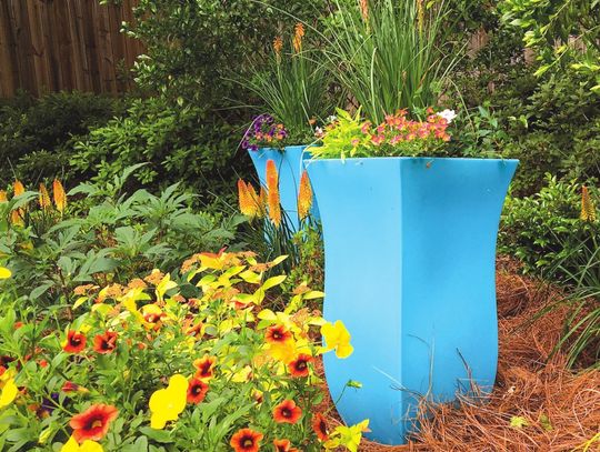 Aqua Blue Pots on a Hill: The ‘Peace de Resistance’