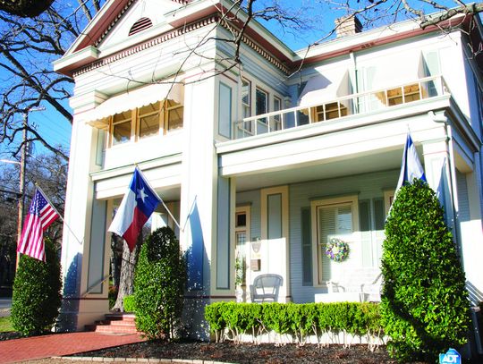 Barbee-Dake Home opens interior for home tour