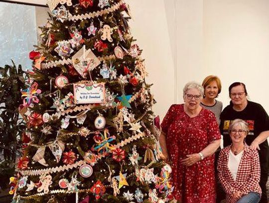 Bluebonnet Lions Club helps decorate public library's Christmas tree 