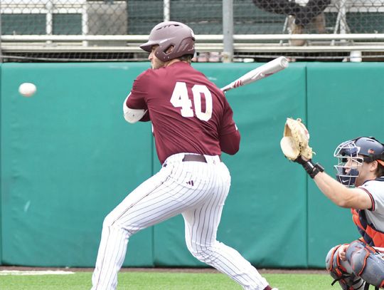 Bobcats split doubleheader vs Fighting Illini