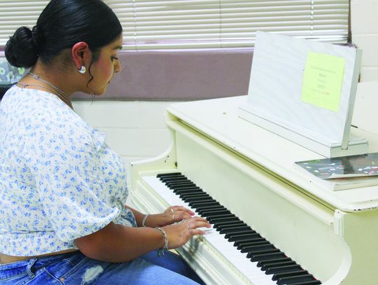 Centro vocalist, violinist receives first place