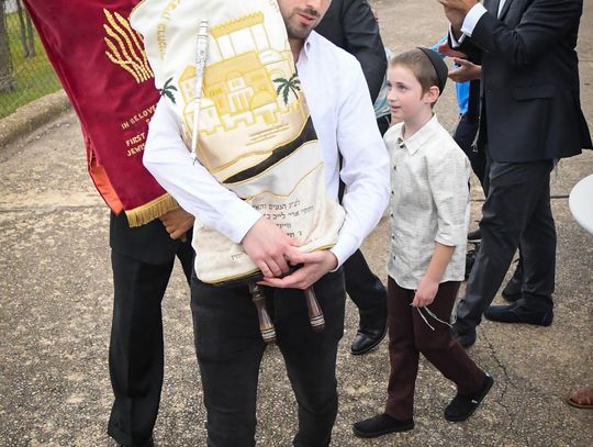 Chabad of San Marcos celebrates ribbon cutting, welcomes new Torah