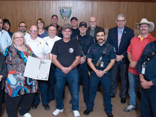 City honors two long-serving employees as they both retire