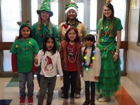 De Zavala Elementary Takes Part In Holiday Competition