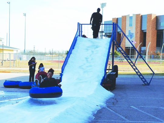 FESTIVE RETURN: SMCISD welcomes back teachers, staff with Winter Wonderland Festival