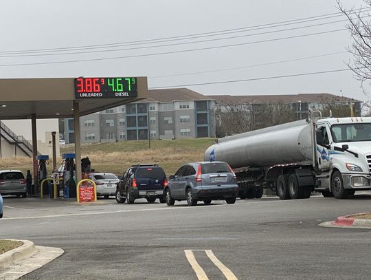 Gas prices go down slightly as crude oil prices fluctuate 