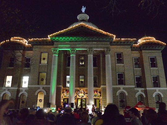 Holiday season begins with annual Courthouse Lighting Ceremony 