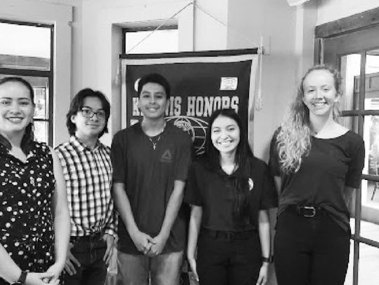 Kiwanis Club presents scholarships, donates to San Marcos Public Library