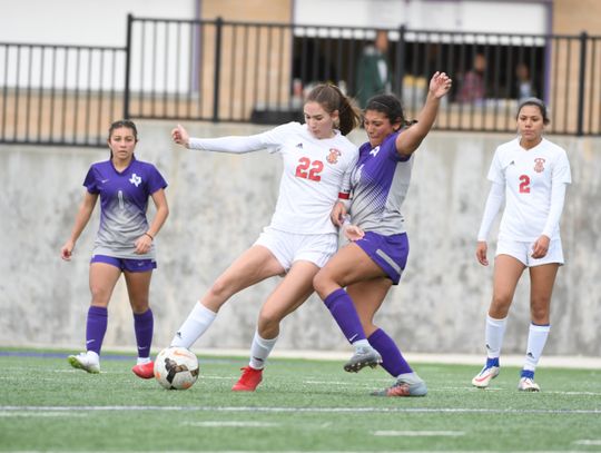 Lady Rattlers drop tournament opener against Victoria East