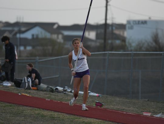 Mauritz-Barboza qualifies for state in pole vault