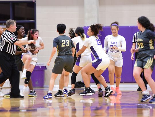 On-court fight forces early end to San Marcos, Akins game