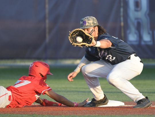 Rattlers dominate Rockets