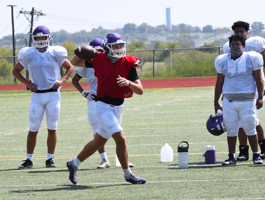 San Marcos overcomes 21-point deficit to defeat Del Valle, 49-35