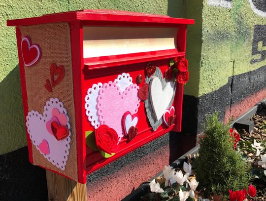 Send a valentine from a ‘Kissing Alley’ address