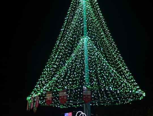 Sights & Sounds of Christmas kicks off with tree lighting event 