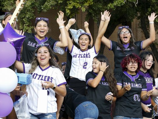 SMHS kicks off Homecoming Week with downtown parade