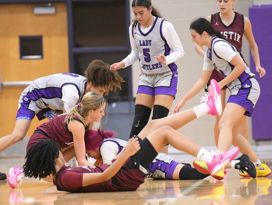 Strong fourth quarter rally pushes Lady Rattlers over Austin High