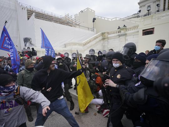 Trump supporters, police barrier, Capitol, Washington
