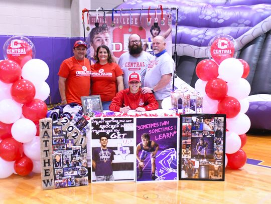 Undefeated Rattler duo signs to wrestle in college