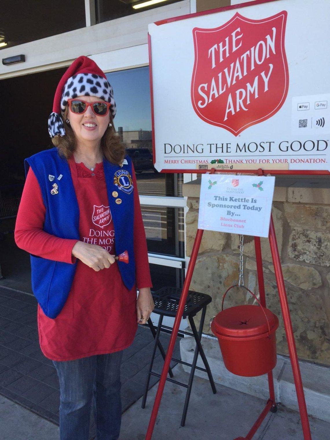 Bluebonnet Lions volunteer with Salvation Army 