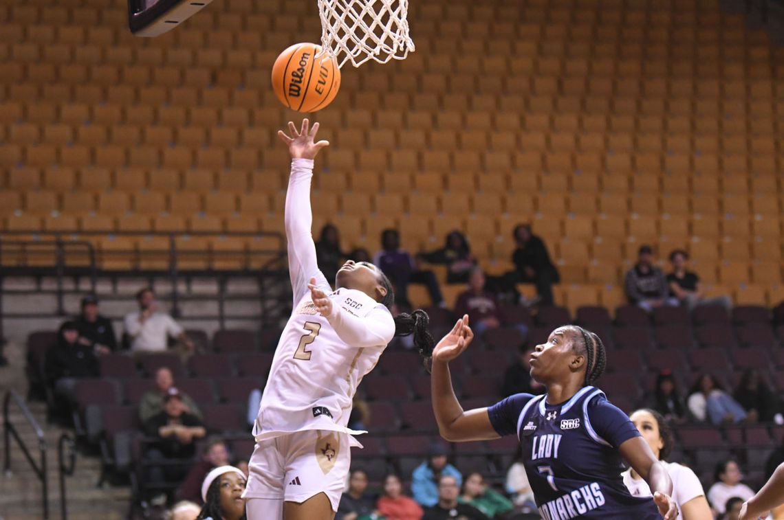 Bobcats win in fourth quarter comeback