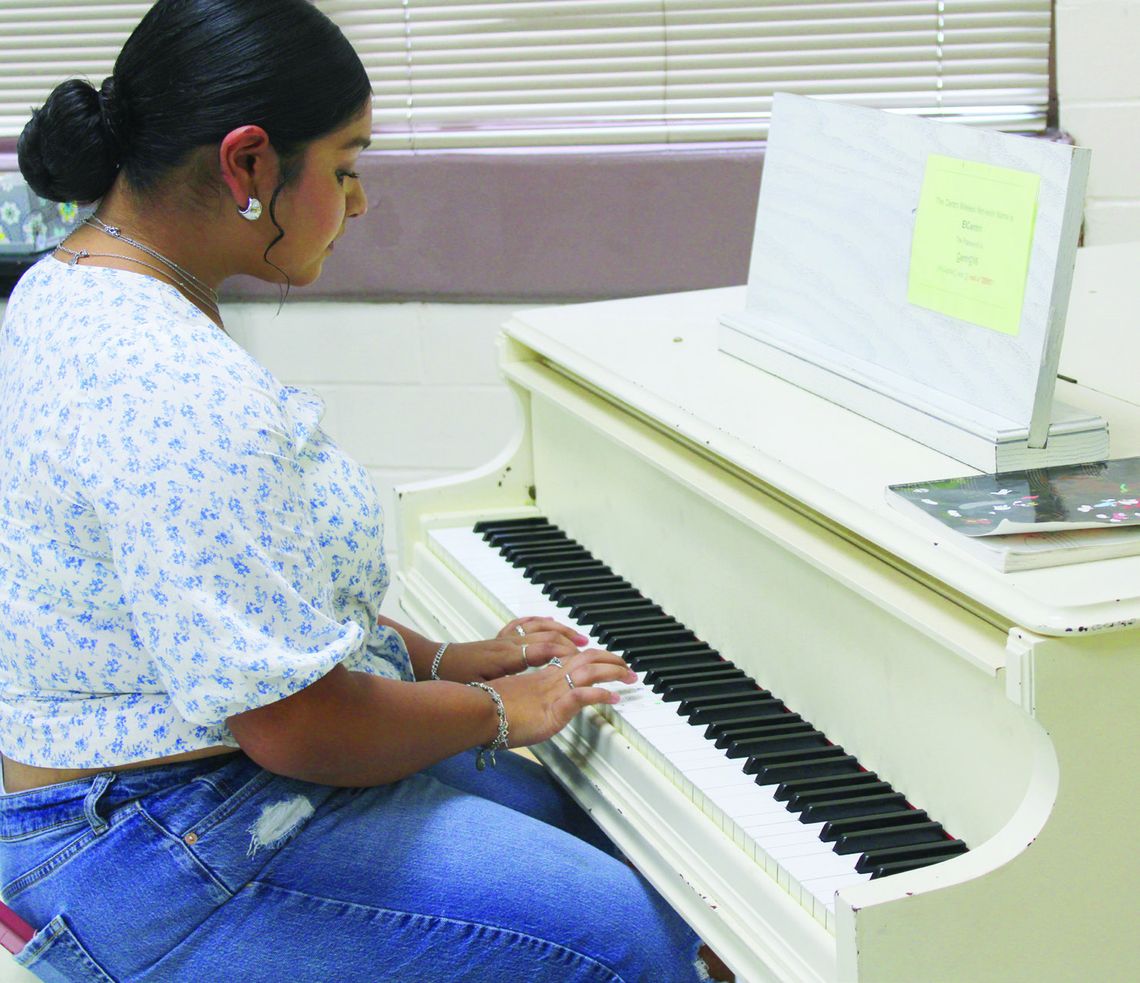 Centro vocalist, violinist receives first place