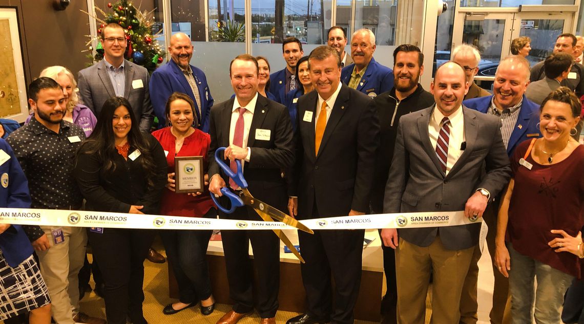 Frost Bank hosts ribbon cutting