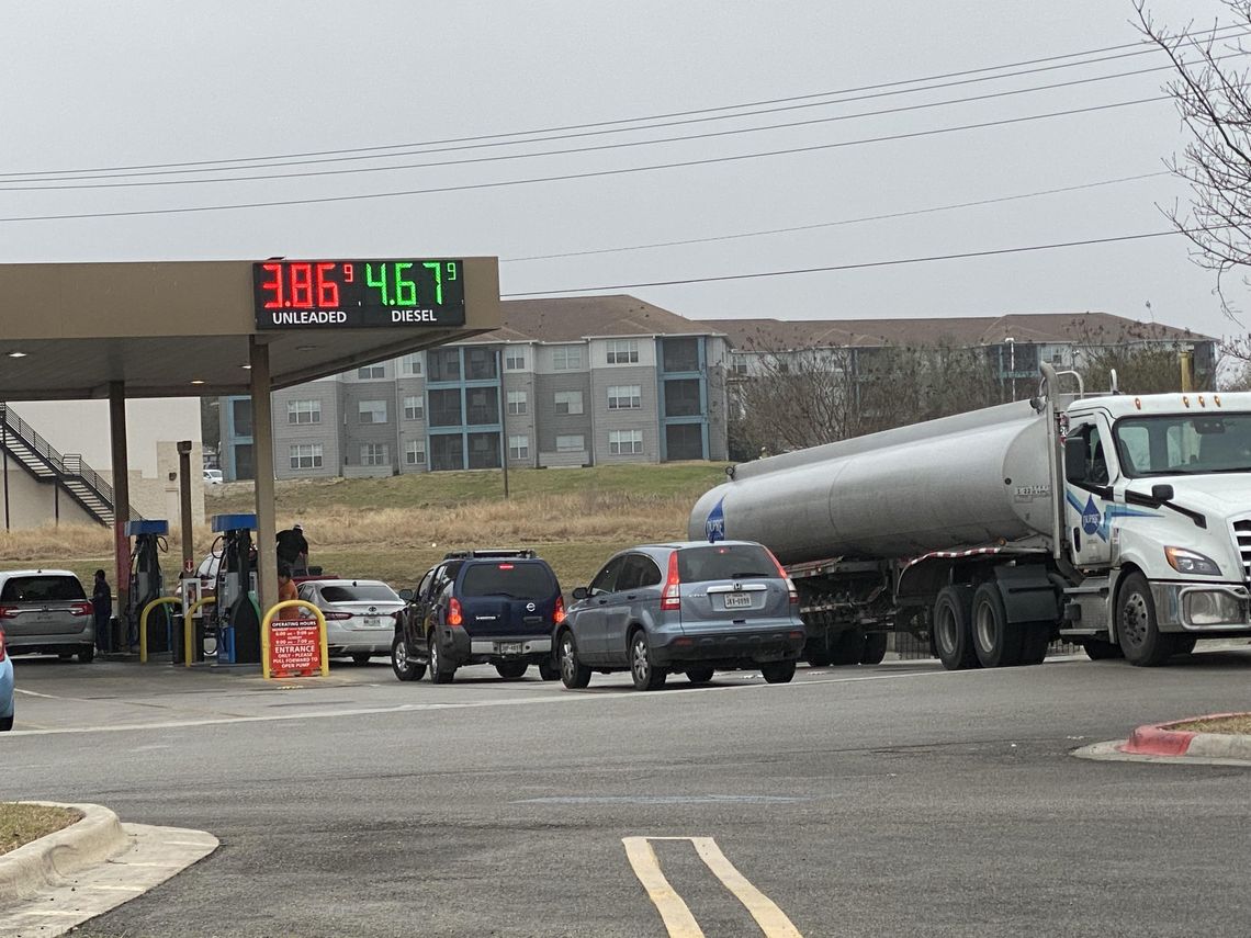 Gas prices go down slightly as crude oil prices fluctuate 