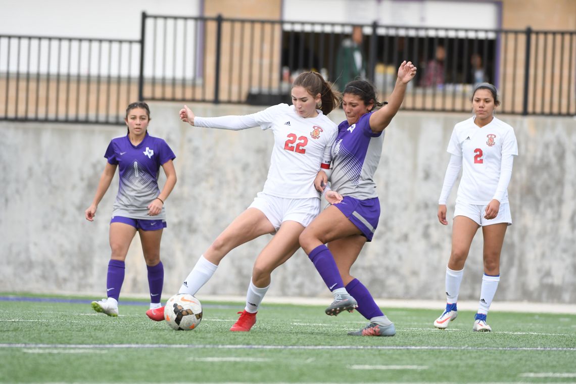 Lady Rattlers drop tournament opener against Victoria East