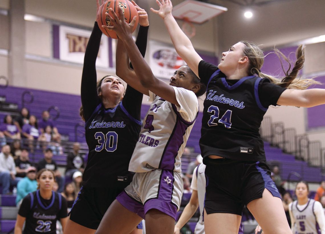 Lady Rattlers knock-off rival Unicorns in season opener