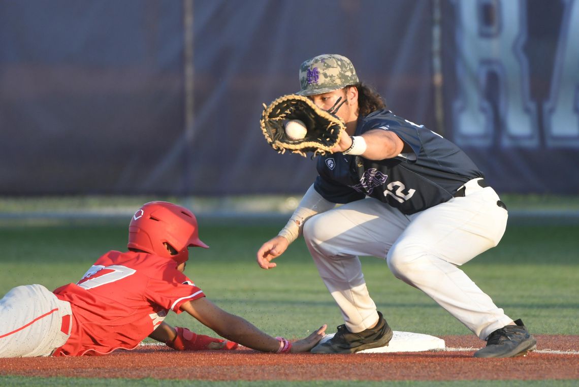 Rattlers dominate Rockets