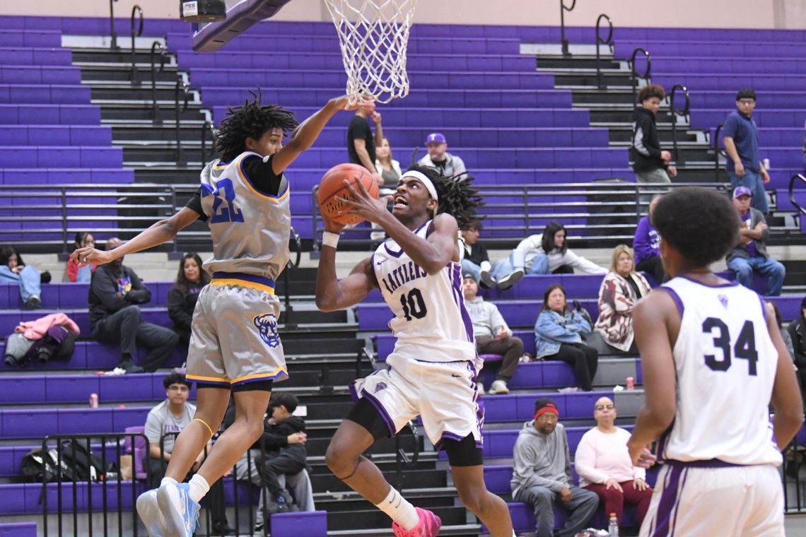 Rattlers fall to Buffaloes’ stampede Rattlers fall to Buffaloes’ stampede