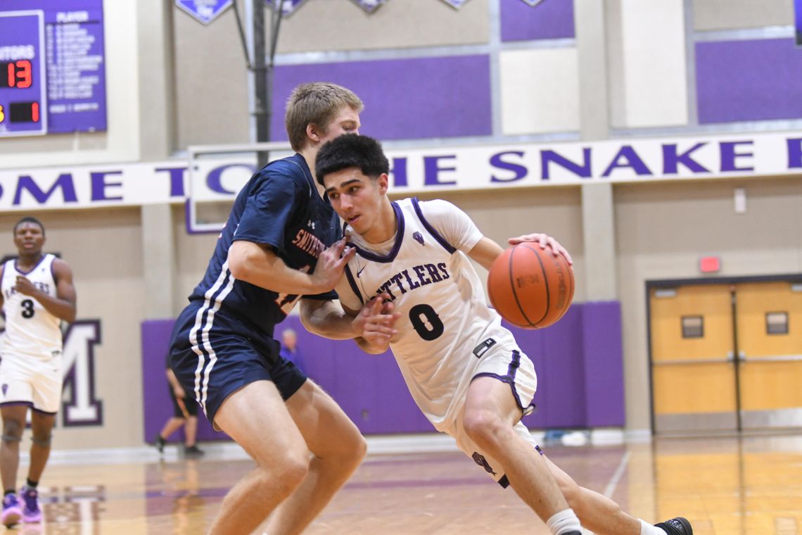 Rattlers fall to Smithson Valley on last second shot