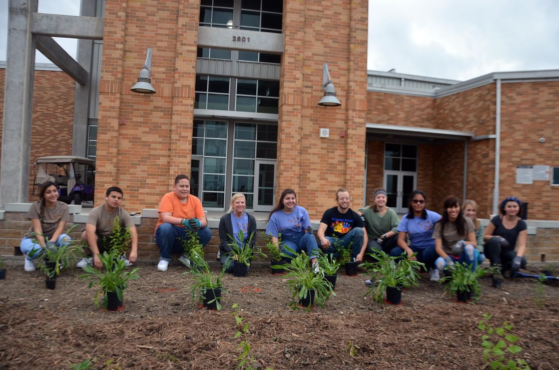 San Marcos High School students work to beautify campus