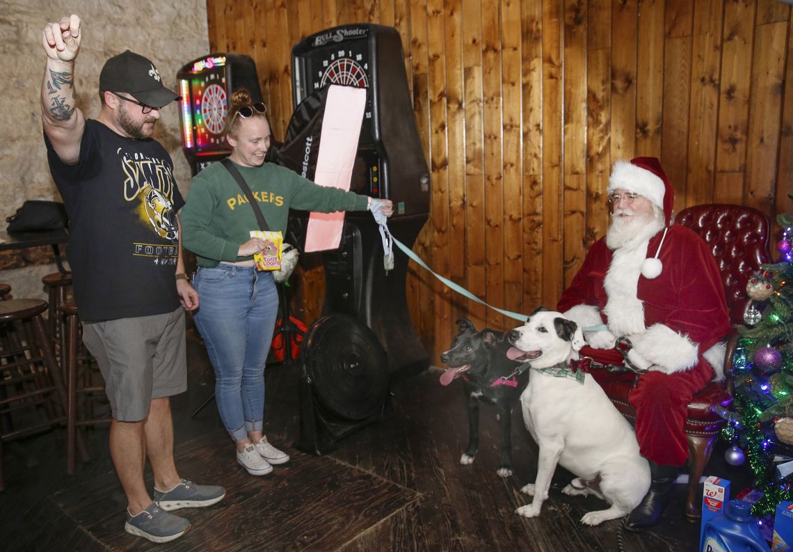 Santa Fitz braves another Santa Paws to benefit animal shelter Santa Fitz braves another Santa Paws to benefit animal shelter