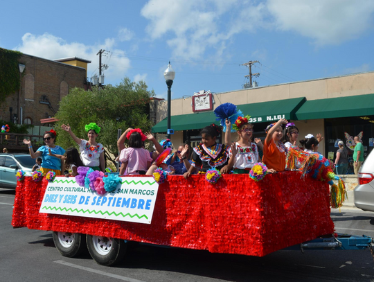 Centro Cultural Hispano de Sant Marcos had 2 floats in the 2017 promenade