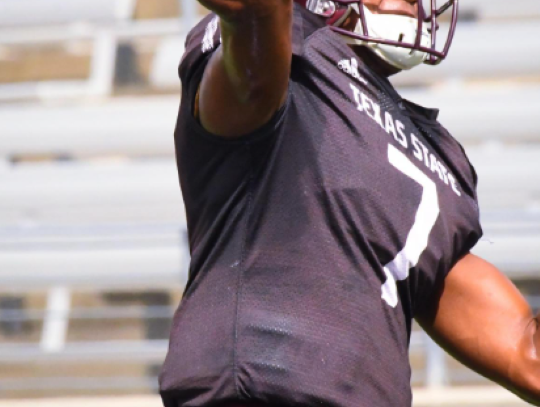 Redshirt freshman quarterback Jaylen Gipson prepares to fires a pass.